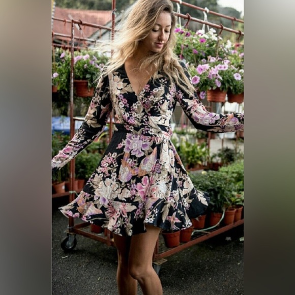 Spell and the Gypsy Blue skies short wrap dress - Picture 1 of 11